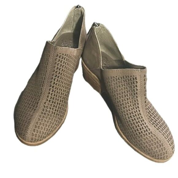 Vince Camuto Paleta Boot Booite w/ back closure and perforated upper. Size 6.5 M - Picture 10 of 10